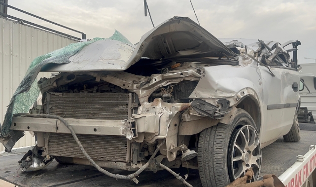 Kontrolden çıkan otomobil tırın altına girdi: 1 yaralı