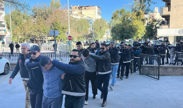 Kuşadası’nda silahlı kavga: 14 gözaltı
