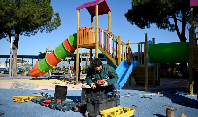 Kuşadası'nın parkları baharla birlikte yenileniyor