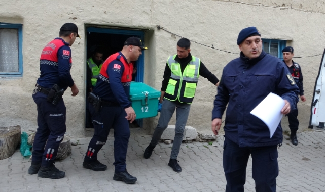 Kütahya'da eşini ve aralarında ilişki olduğunu iddia ettiği şahsı öldürdü