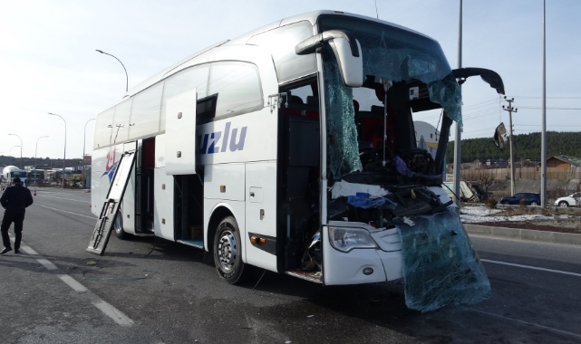 Kütahya'da yolcu otobüsü ile tır çarpıştı! 12 yaralı