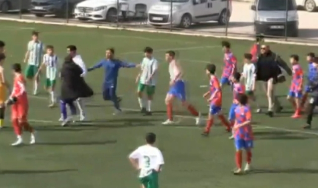 Maçın bitiş düdüğüyle birlikte futbolcu, teknik heyet ve taraftarlar birbirine girdi