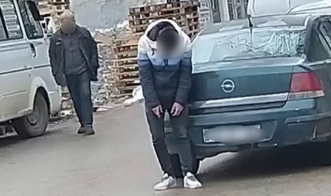 Madde bağımlısı şahıs, sokak ortasında hareketsiz kaldı