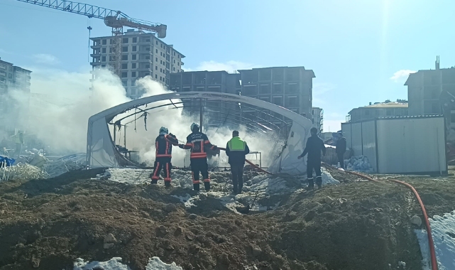 Malatya’da çadır depo yangınında maddi hasar meydana geldi
