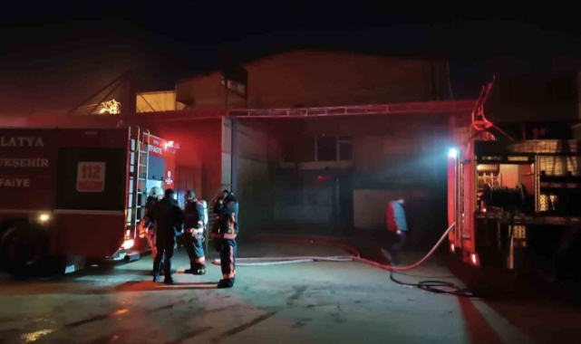 Malatya’da park halindeki 2 araç yanarak kullanılamaz hale geldi