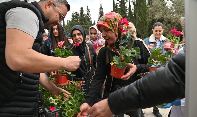 Manisa’da Arife günü mezarlıklarda çiçek dağıtımı yapıldı