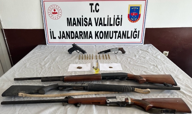 Manisa'da evlerinde ruhsatsız tabanca ve tüfeklerle yakalandılar