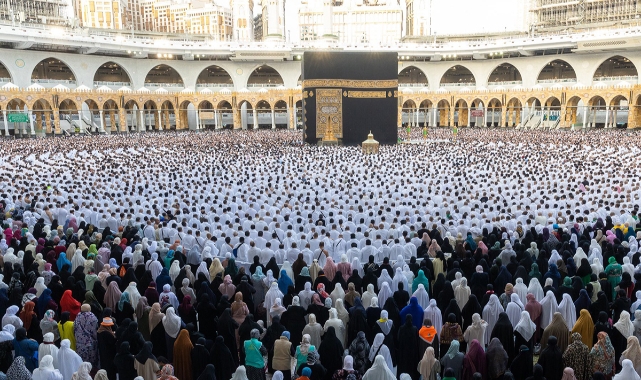 Mekke’de milyonlarca Müslüman bayram namazını kıldı