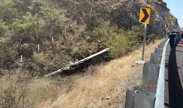 Meksika'da otobüs şarampole yuvarlandı! 11 ölü