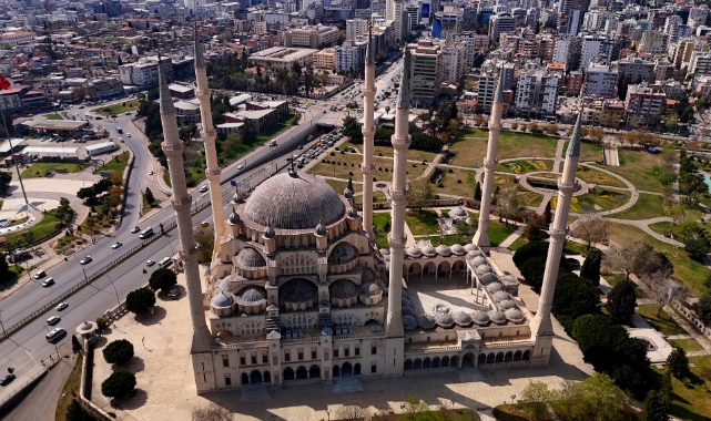 Merkez Camii, ihtişamı ve şifreleriyle dikkat çekiyor