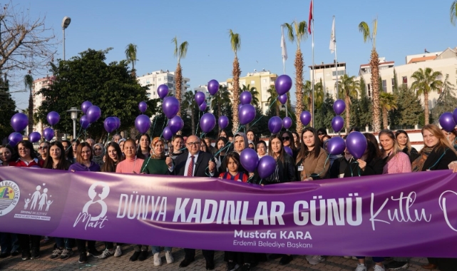 Mersin'de kadınlar gökyüzüne mor balon bıraktı