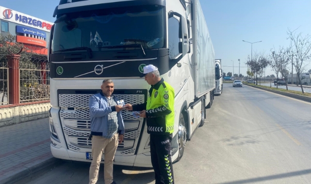 Mersin polisi esnaf ve şoförleri bilgilendirdi