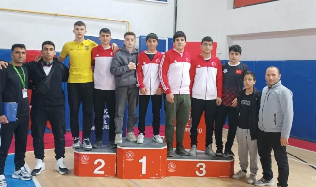 Meslek lisesi öğrencileri bilek güreşinde final turuna yükseldi