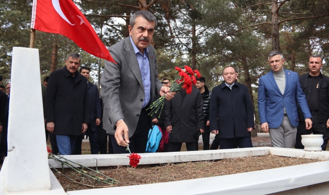 Milli Eğitim Bakanı Tekin, şehitliği ziyaret etti