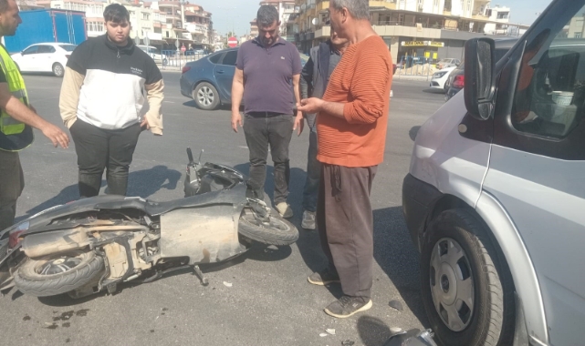 Minibüs ile çarpışan motosikletin sürücüsü yaralandı