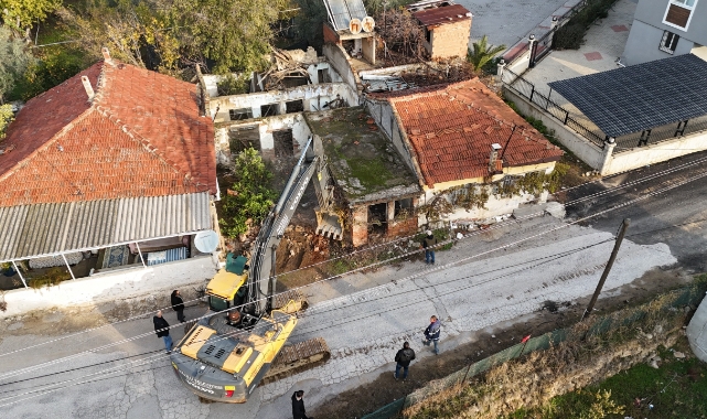 Nazilli Belediyesi, metruk binaları yıkıyor