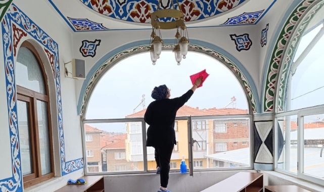 Öğrenciler mahallelerindeki camiyi temizledi
