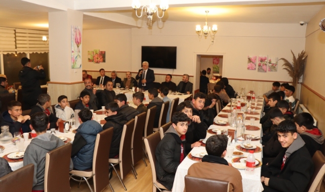 Öğrencilere anlamlı iftar yemeği