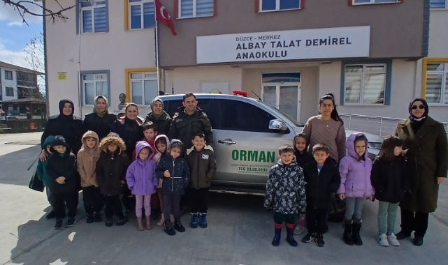 Öğrencilerle birlikte fidan diktiler