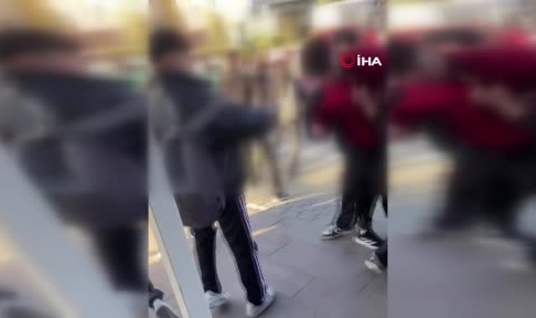 Okul çıkışında tekme tokat kavga ettiler