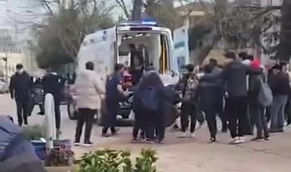 Okulunun önünde öğrenciyi bıçakladılar
