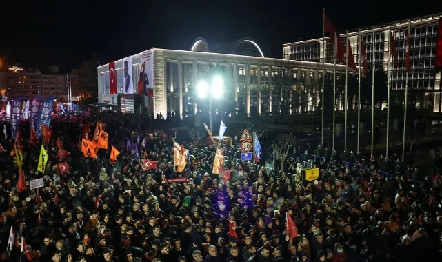 Onbinler Ekrem İmamoğlu için Saraçhane'ye akın etti!