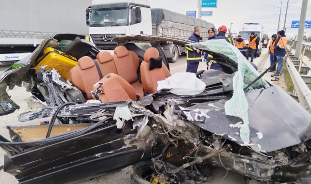 Otomobil önce tıra sonra bariyerlere çarptı! 2’si çocuk 5 yaralı