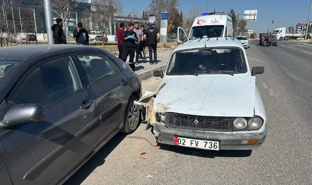 Otomobil park halindeki araca çarptı: 1 yaralı