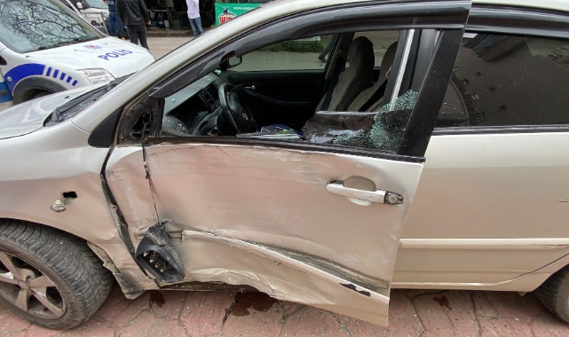 Otomobilin altında kalmaktan kıl payı kurtuldu! 2 yaralı
