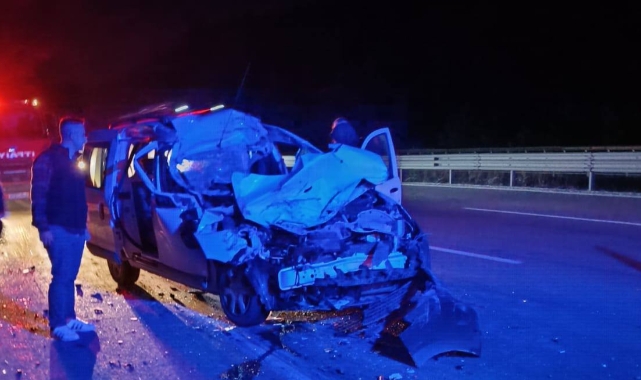 Otoyolda feci kaza! Hafif ticari araç TIR'a çarptı