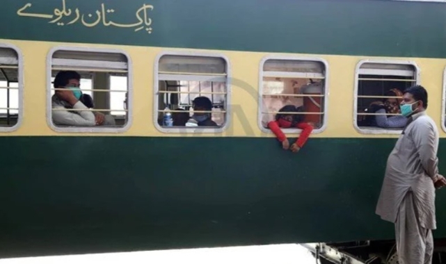 Pakistan'da trene saldırı! 100 yolcu rehin alındı