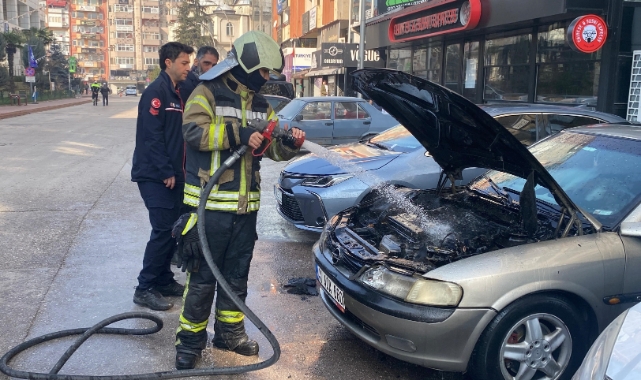 Park halindeki otomobilde korkutan yangın!