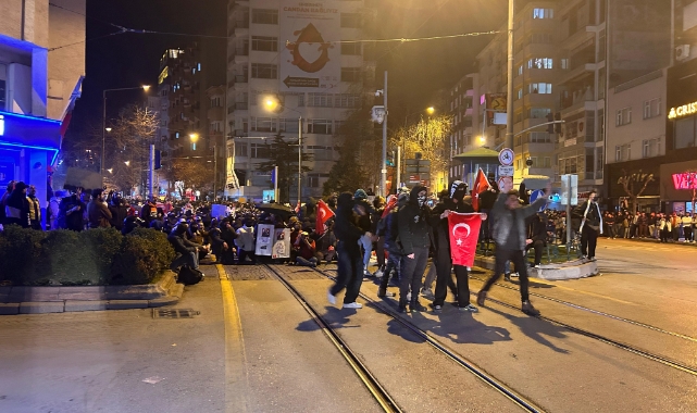 Patlayıcı madde atan ve "dağılın" ikazını dinlemeyen gruba polis ekiplerince müdahale etti