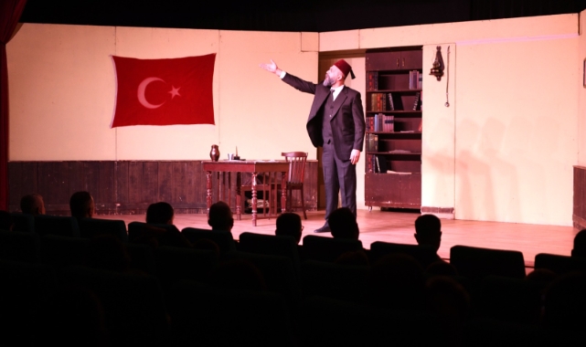‘Şair, Şiir, Şuur’ oyunu Osmangazi'de tiyatroseverler ile buluştu
