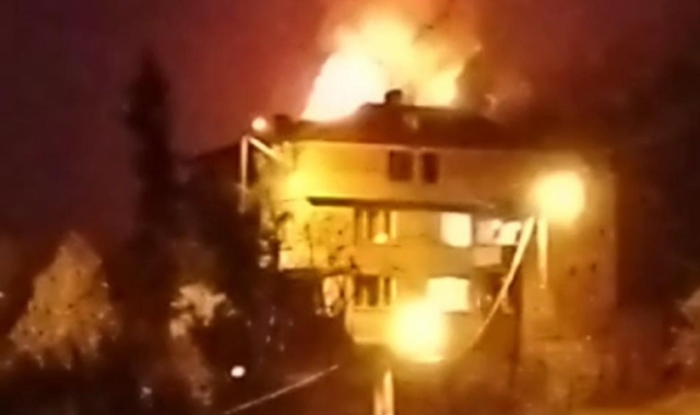 Sakarya'da alev topuna dönen ev mahalleyi sokağa döktü