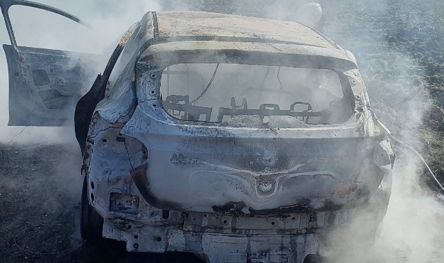 Sakarya'da tarlaya çektiği otomobilde kendini yakmaya çalıştı