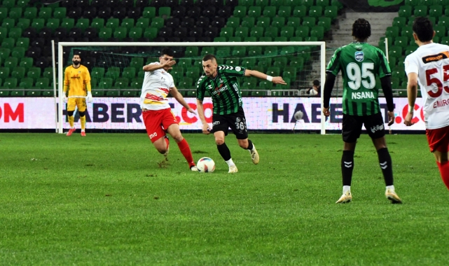 Sakaryaspor sahasında karşılaştığı Yeni Malatyaspor'u 5-0 mağlup etti