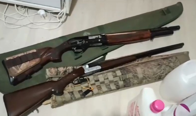 Samsun’da bir evde çok sayıda silah ve bıçak ele geçirildi