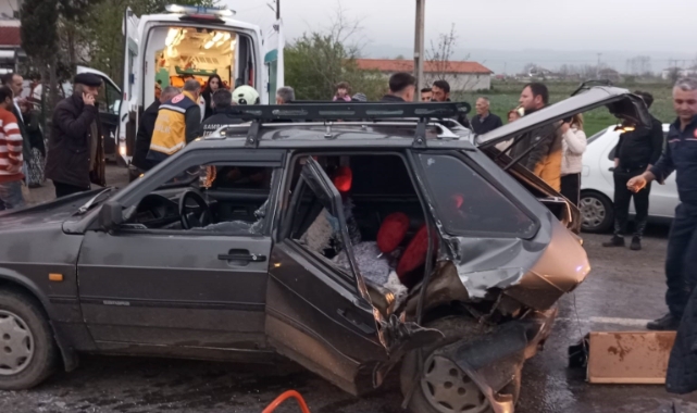 Samsun'da iki otomobil kavşakta çarpıştı: 3 yaralı