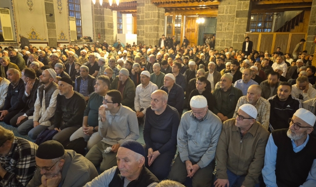 Samsun'da Kadir Gecesi'nde camiler doldu taştı