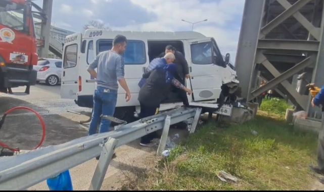 Samsun'da minibüs üst geçidin direğine çarptı: 7 yaralı