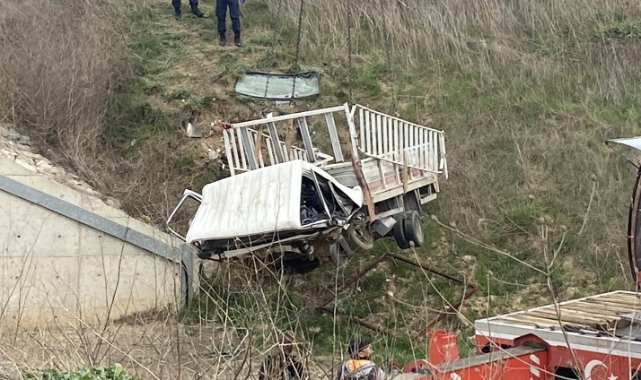 Şarampole uçan kamyonetin ehliyetsiz sürücüsü öldü