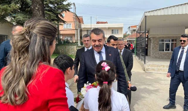 Seçim vaadinde bulunmuştu! Milli Eğitim Bakanı'nı sınıfına getirdi