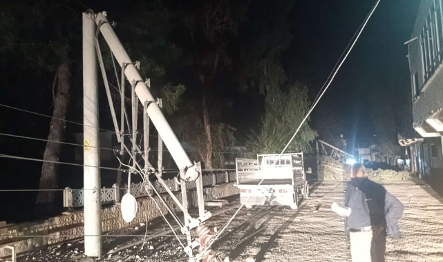 Şiddetli rüzgar elektrik direklerini kırdı