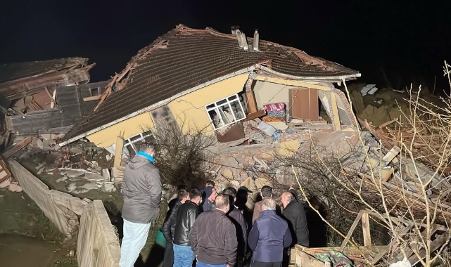 Sinop'ta heyelan felaketi! 2 ev yıkıldı, 2 kişi enkaz altında kaldı