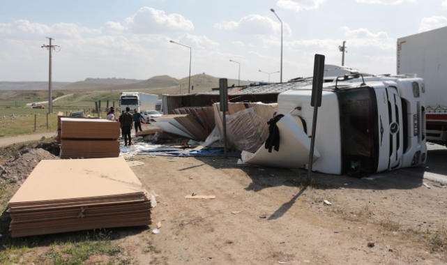 Şırnak'ta virajı alamayan tır devrildi: 1 yaralı
