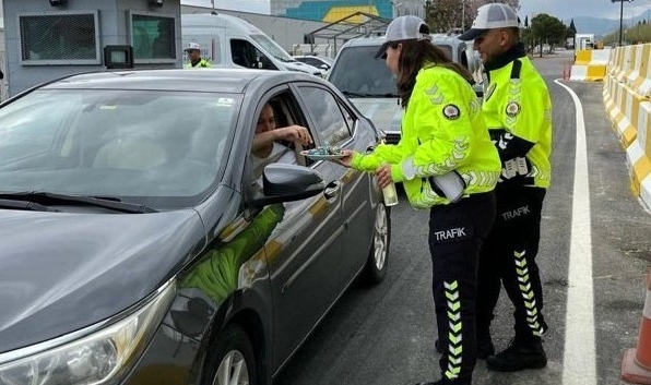 Sürücüler şaşkına döndü! Denetim yerinde tatlı ikramı