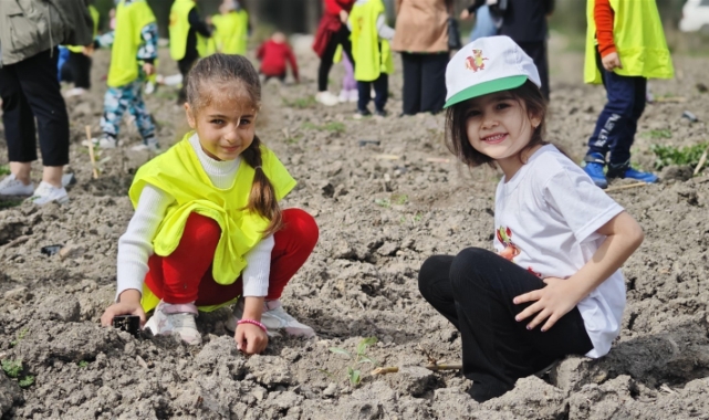 Tarsus'ta çocuklar fidanları toprakla buluşturdu