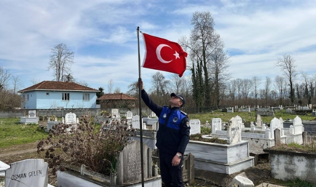 Terme'de şehit mezarlarındaki bayraklar yenilendi