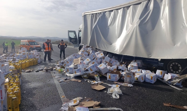 Tırdan devrilen yağ dolu tenekeler araç trafiğini aksattı
